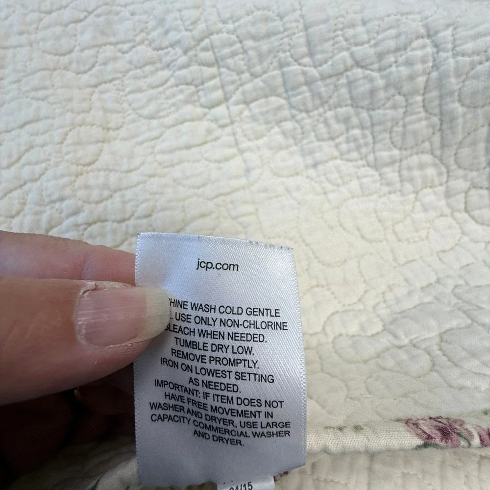 Vintage Style Floral Embroidered Quilted Bedspread Cream Pink Rose Scalloped